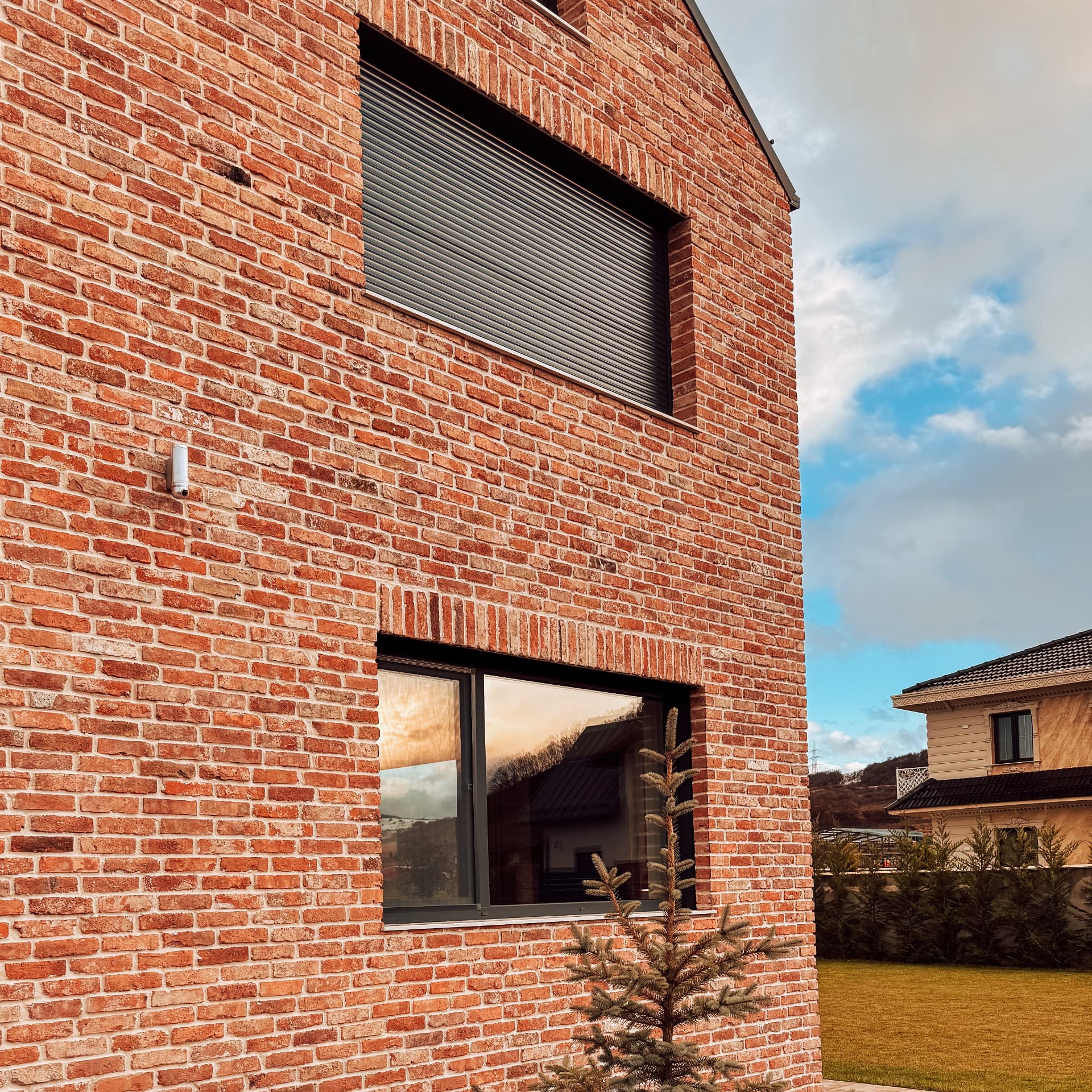 Rulou exterior coborât pe fereastra unei case moderne