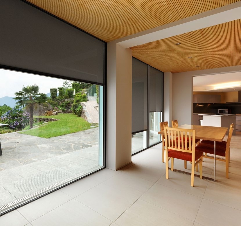 Interior rezidențial cu ZIP Screen exterior coborât parțial peste vitrajul mare